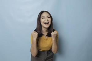 una giovane donna asiatica con un'espressione felice e di successo foto