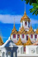 vista frontale di wat ratchanaddaram worawihan è un tempio unico, artistico e bellissimo. è una famosa meta turistica. situato a Bangkok, foto