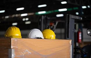 gruppo di casco di sicurezza su scatola nel magazzino di fabbrica, cappello rigido per casco di sicurezza su scatola di legno foto