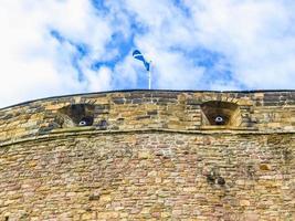 hdr bandiera scozzese sul castello di edimburgo foto