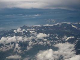 veduta aerea del monte blanc in val d'aosta in italia foto