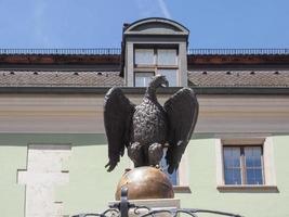 statua dell'aquila tedesca a Ratisbona foto