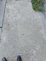 pavimentazione in cemento grigio da pov di pedonale foto