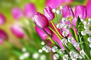 fiori primaverili tulipani e mughetti foto