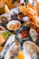 ostriche fresche su un piatto con altri frutti di mare. foto