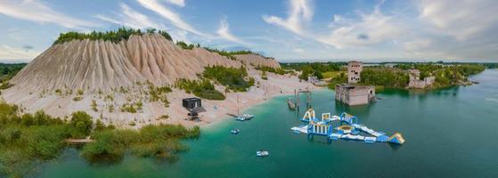 cava abbandonata per l'estrazione del calcare. bellissima natura, attrazione in Estonia. foto