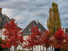 colori autunnali nella città di strasburgo. giallo, rosso, arancione foto