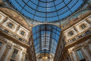 milano italia giugno 2022 vetrata nella galleria vittorio emanuele foto