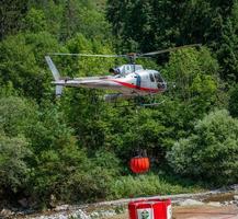 bergamo italia luglio 2022 elicottero utilizzato per il trasporto di acqua per spegnere incendi foto