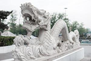 bellissima statua del drago bianco in Cina foto