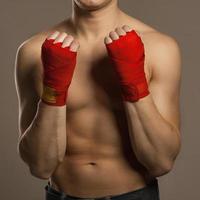 mani in bende da boxe. boxer in studio. foto