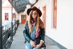 bella ragazza alla moda in un acquisto di cappello e sciarpa foto