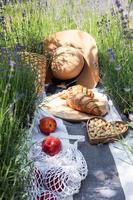 un picnic estivo in un campo di lavanda foto