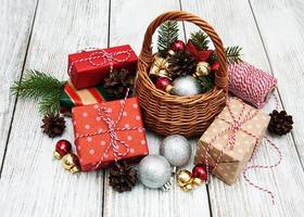 baubles di natale nel cestino foto