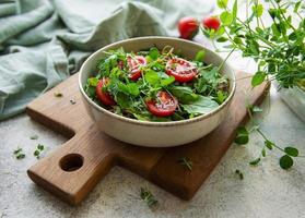 cibo vegano sano insalata di verdure fresche foto