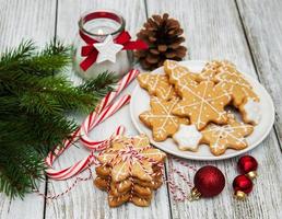 biscotti di natale su un piatto foto