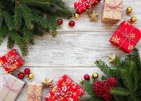 sfondo di natale con decorazioni e scatole regalo foto