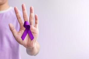 nastro viola per la violenza, cancro al pancreas, all'esofago, ai testicoli, alzheimer, epilessia, lupus, sarcoidosi e fibromialgia. concetto di mese di sensibilizzazione e giornata mondiale del cancro foto