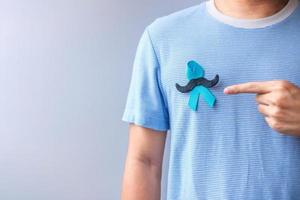 novembre mese di sensibilizzazione sul cancro alla prostata, nastro blu con i baffi per sostenere le persone che vivono e le malattie. concetto di salute, uomini internazionali, padre e giornata mondiale del cancro foto