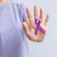 nastro viola per la violenza, cancro al pancreas, all'esofago, ai testicoli, alzheimer, epilessia, lupus, sarcoidosi e fibromialgia. concetto di mese di sensibilizzazione e giornata mondiale del cancro foto