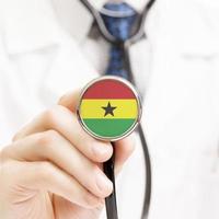 bandiera nazionale sulla serie concettuale di stetoscopio - Ghana