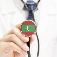 bandiera nazionale sulla serie concettuale di stetoscopio - maldive