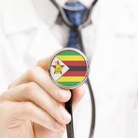 bandiera nazionale sulla serie concettuale di stetoscopio - Zimbabwe foto