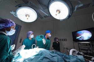 gruppo di medico veterinario in sala operatoria per chirurgia laparoscopica foto