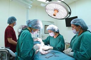 gruppo di ambulatorio veterinario in sala operatoria foto