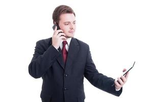 uomo d'affari impegnato che utilizza telefono e tablet come multitasking conc foto
