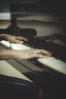 mani della ragazza e vista del primo piano della tastiera di piano, concetto di istruzione