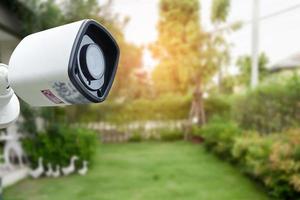 telecamera a circuito chiuso cctv, monitoraggio tv in giardino a casa, concetto di sistema di sicurezza. foto