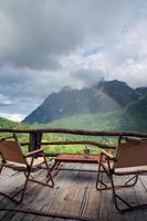 balcone in famiglia e vista sulle montagne foto