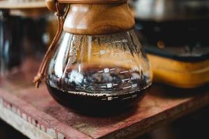 il primo piano delle mani il barista fa il caffè foto