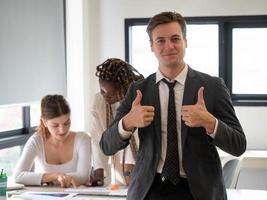 uomo d'affari manager persona intelligente bello due tonfo su e dietro femmina diversità caucasico africano persone collega partner parlare discutere incontro lavoro lavoro carriera rapporto documento informativo foto