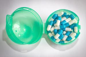 droga capsula bianca blu isolata foto