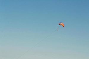 salto di un uomo con un paracadute foto