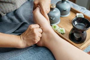 serie di massaggi thailandesi: massaggio ai piedi e alle gambe