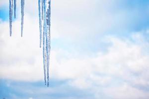 ghiaccioli bianchi contro il cielo blu d'inverno. foto