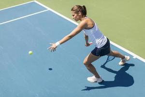 giovane donna che gioca a tennis foto