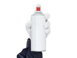 mano nel guanto che tiene la vernice spray può essere isolata su bianco foto