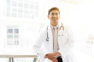 medico indiano asiatico all'ospedale
