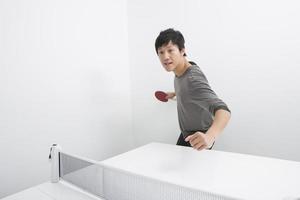 Ritratto di un uomo che gioca a ping-pong foto