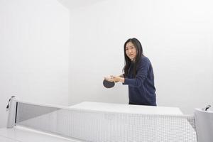 bella giovane donna che prepara servire la pallina da ping-pong