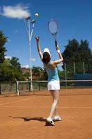 ragazza che gioca a tennis sul campo