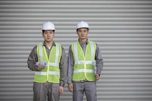 due ingegneri industriali asiatici al lavoro foto