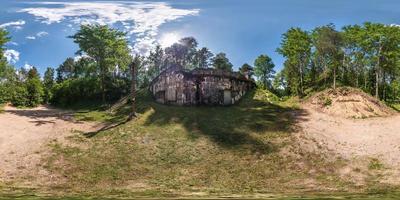 panorama completo senza cuciture a 360 gradi sulla fortezza militare abbandonata in rovina della prima guerra mondiale nella foresta in proiezione sferica equirettangolare. pronto per il contenuto vr ar foto