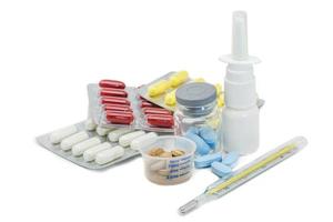 confezione di pillole e forniture mediche termometro a mercurio spray nasale su sfondo bianco foto