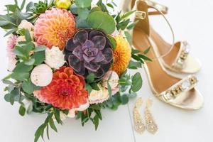 bouquet da sposa luminoso di dalie estive e rose con scarpe col tacco da donna foto