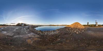 panorama a 360° senza soluzione di continuità vicino alla cava allagata con acqua per l'estrazione di sabbia mineraria in proiezione equidistante sferica equirettangolare per contenuto vr ar foto